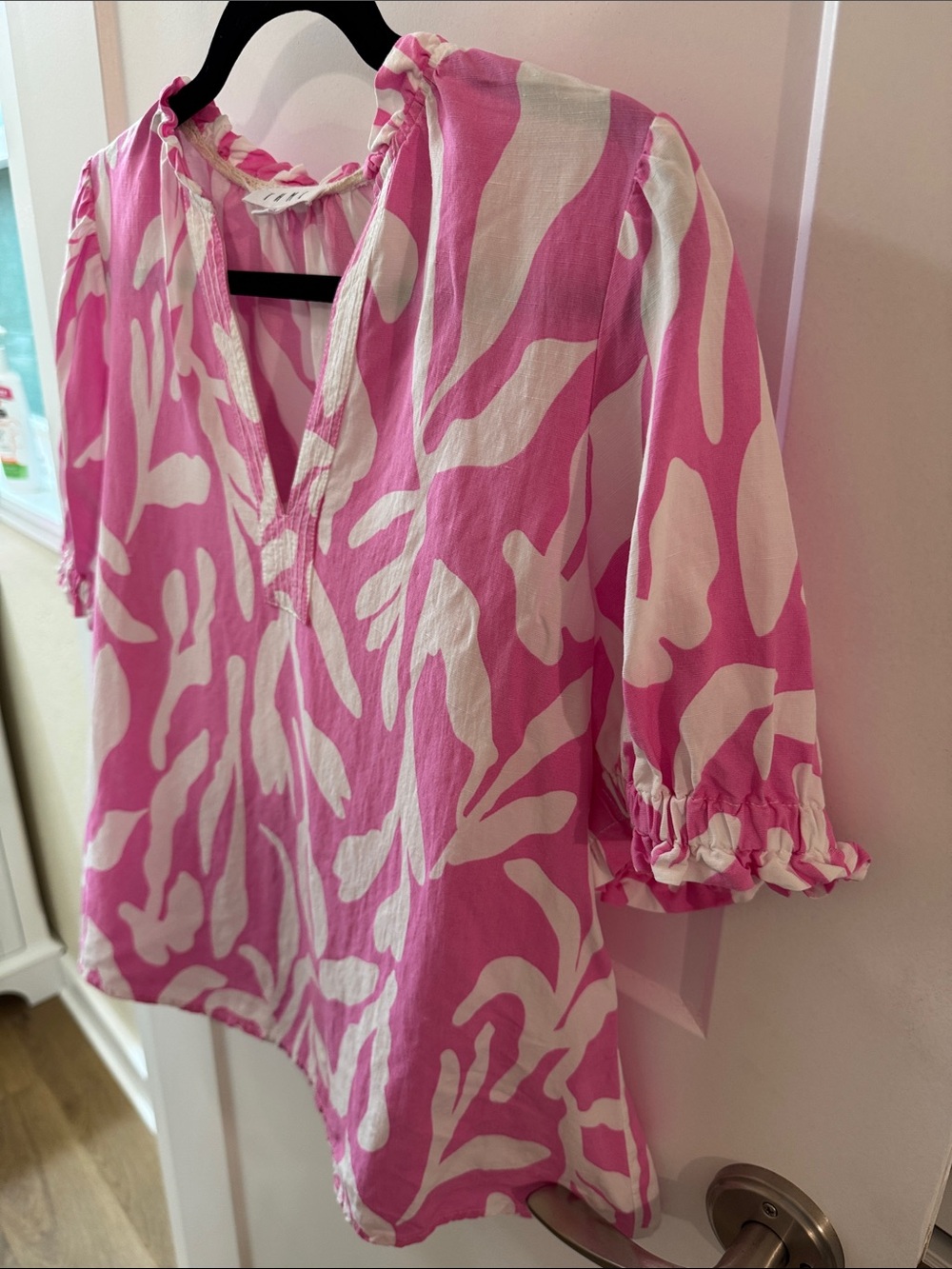 THML Pink & White Abstract Puff-Sleeve V-Neck Blouse Size XS Malibu Barbie - Picture 6 of 8